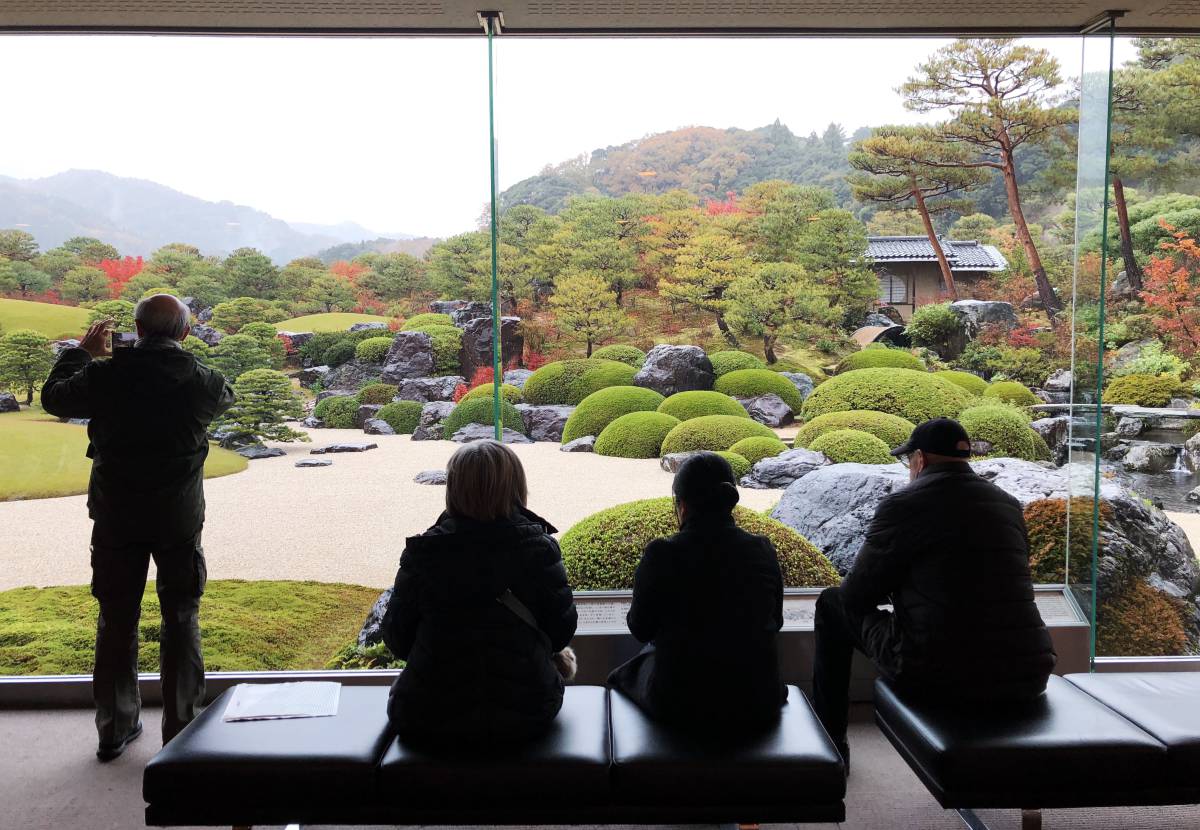 Un jardín japonés colgado entre los cuadros de un museo