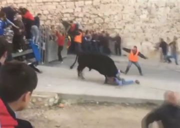 Un toro embiste a un hombre en los encierros de Ontinyent