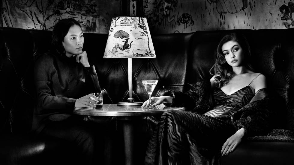 El diseñador Alexander Wang y la modelo Gigi Hadid posan para el Calendario Pirelli 2019.