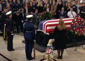 El perro de George Bush cumple su última misión al lado del expresidente