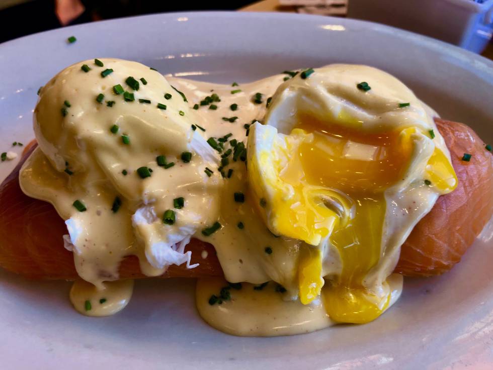 HUEVOS BENEDICT CON SALMÓN AHUMADO CAPEL