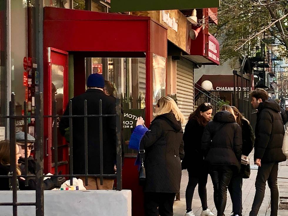 COLAS EN LA PUERTA CAPEL