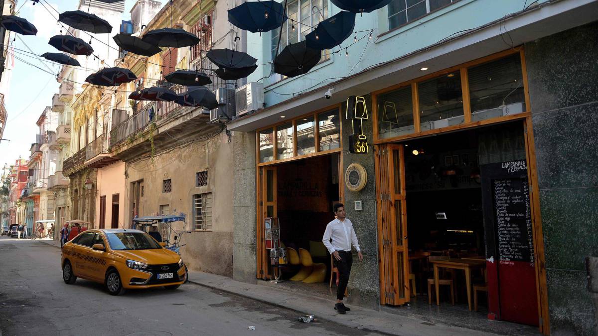 Un taxi llega este lunes a una paladar en La Habana.