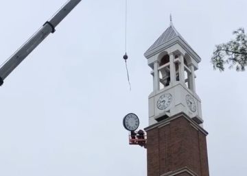 Dos operarios se salvan de ser aplastados por el reloj de una torre