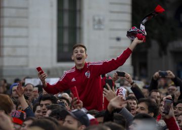 Así fueron los ‘banderazos’ de los seguidores de Boca Juniors y River Plate en Madrid