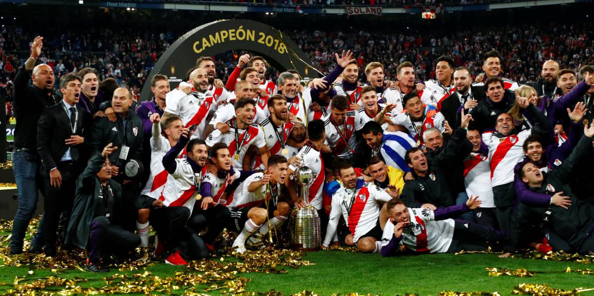 Los jugadores de River, con la Copa Libertadores.