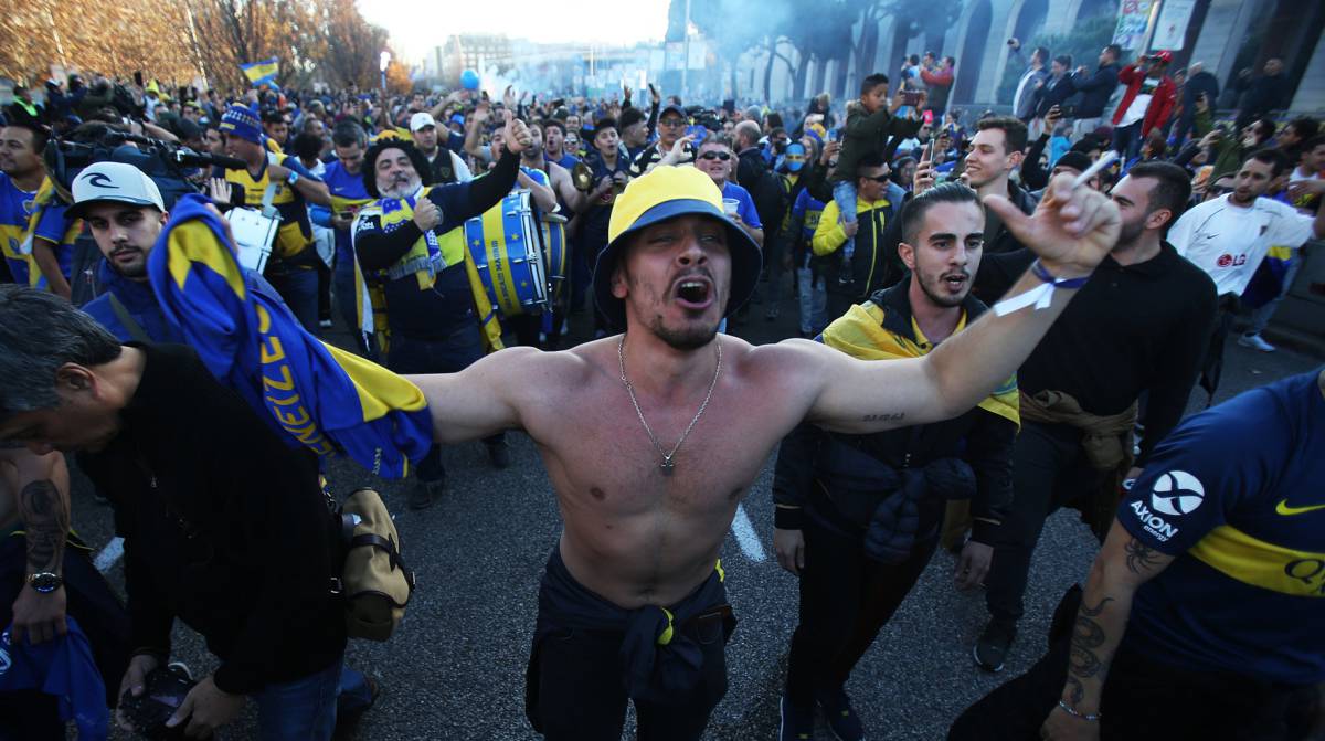 Aficionados del Boca esperan la final en Madrid.
