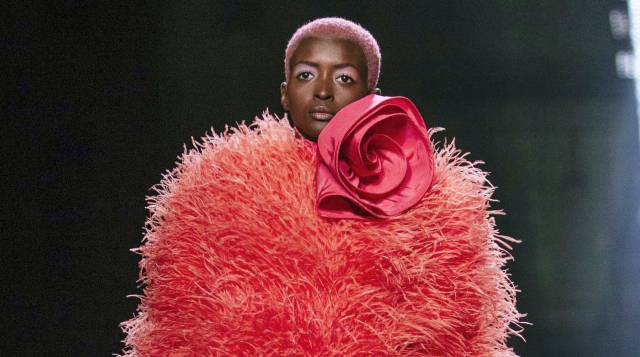 Un abrigo color 'Living Coral' de Marc Jacobs en un desfile de la semana de la moda de Nueva York, en septiembre de 2018.