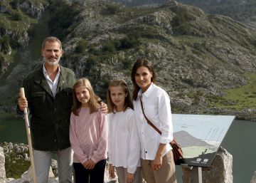 Los Reyes y sus hijas felicitan la Navidad con una foto en Asturias