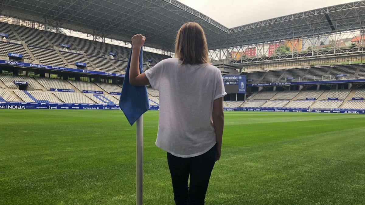 Jonson, periodista sueca, en el campo del Oviedo.