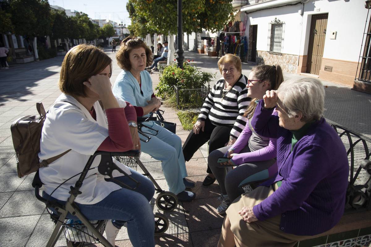 Mujeres en una plaza de Puerto Serrano, la pasada semana.