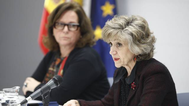 La ministra de Sanidad, María Luisa Carcedo (d).