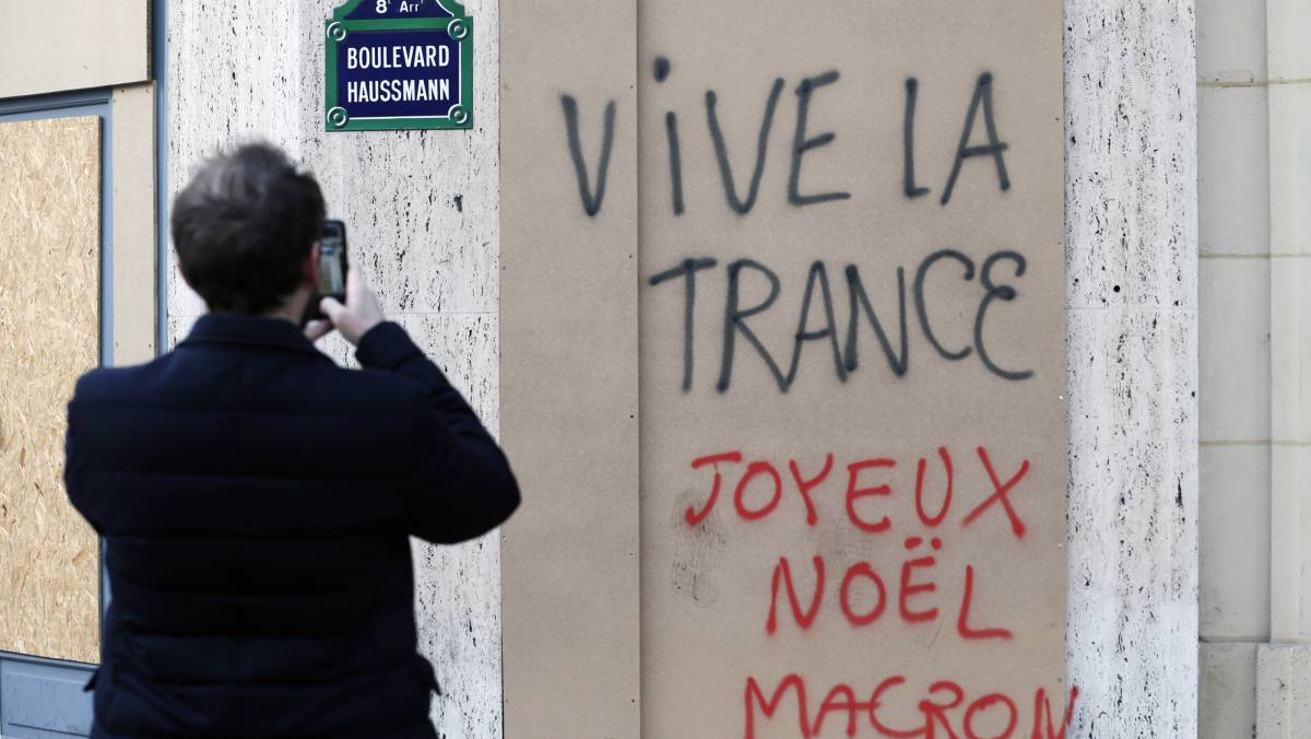 Pintada anti-Macron en París.