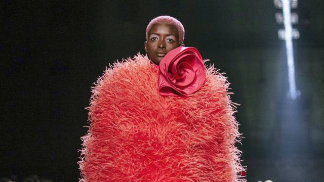 Un abrigo color 'Living Coral' de Marc Jacobs.