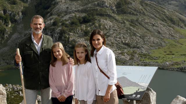 Los Reyes con sus hijas, en los Lagos de Covadonga.