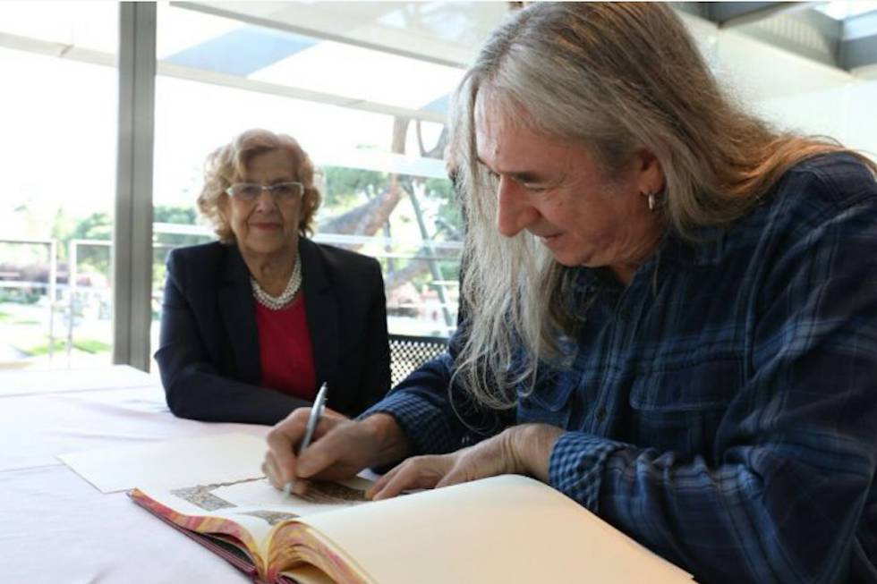 Manuela Carmena, alcaldesa de Madrid, concedió a Rosendo en 2017 la Medalla de Oro de Madrid.
