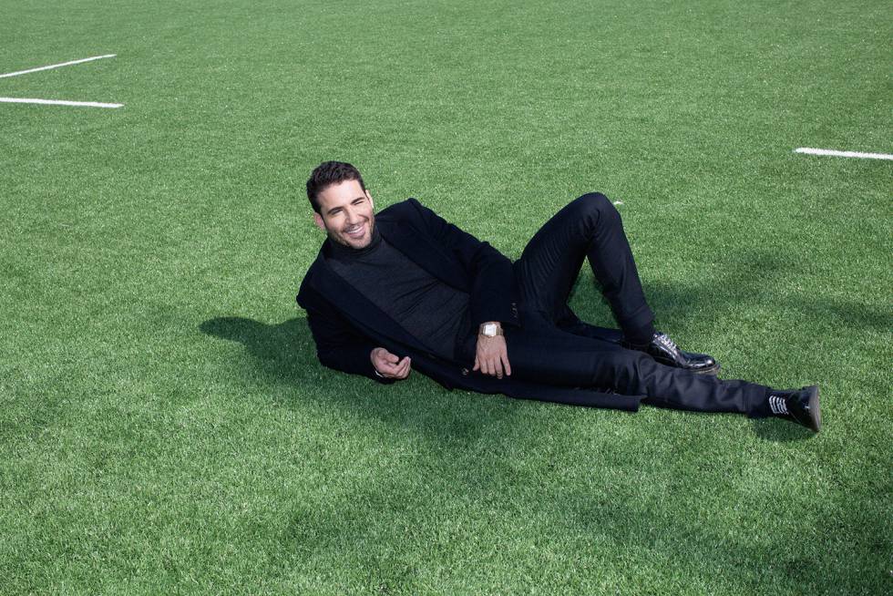 Si te estás preguntando que lleva puesto el actor, ahí va la información: abrigo Dries Van Noten, jersey CH Carolina Herrera, pantalón Ermenegildo Zegna, zapatos Dior Homme y reloj Santos de Cartier en oro amarillo con brazalete intercambiable.