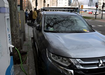 El Gobierno aprueba ayudas al coche eléctrico entre críticas de los vendedores