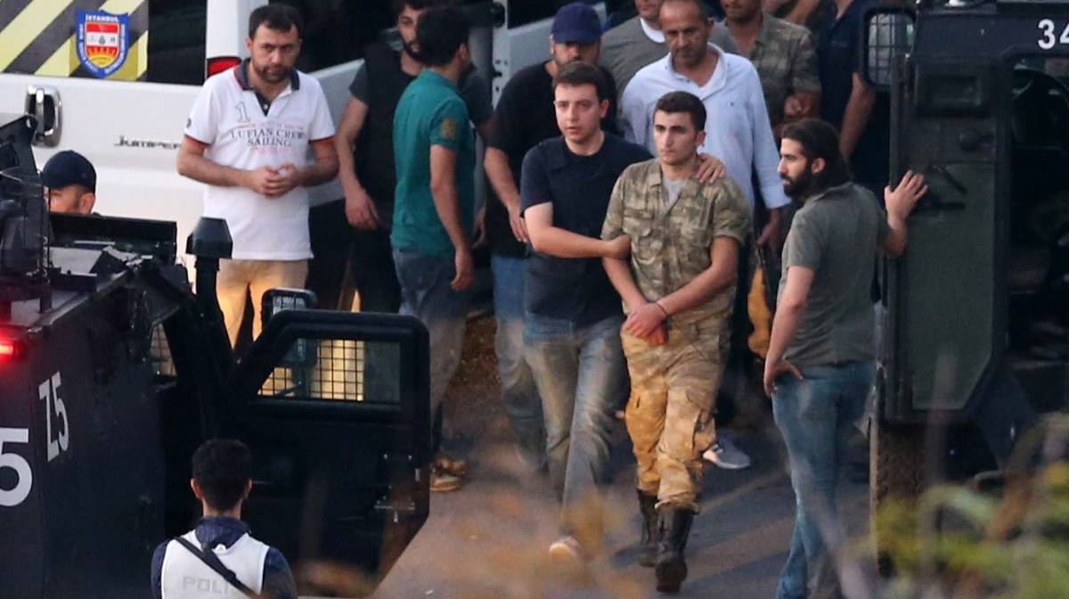 Detención de un soldado en Estambul en 2016.