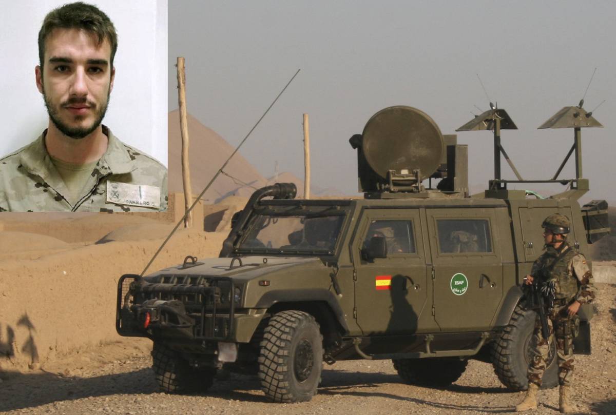Carrero, junto a la foto de un blindado Lince.
