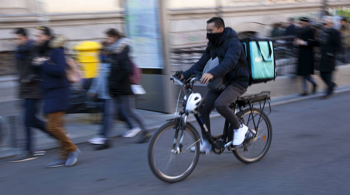 Un repartidor, en una calle de Madrid.