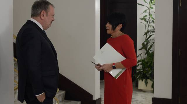 Pedro Azpiazu, con Maddalen Iriarte, de EH Bildu.