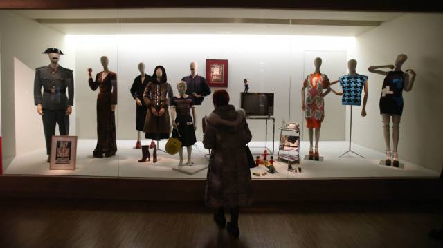 Maniquís del Museo del Traje con indumentaria de los setenta.