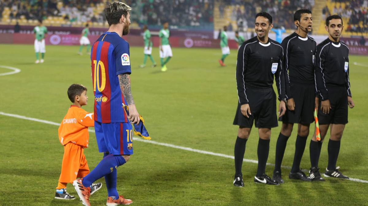 Murtaza Ahmadi, con Messi, en Doha.