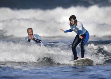 Así surfea la primera española invidente que compite en el Mundial de surf adaptado