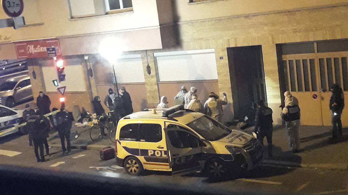 Agentes frente al cuerpo del terrorista.