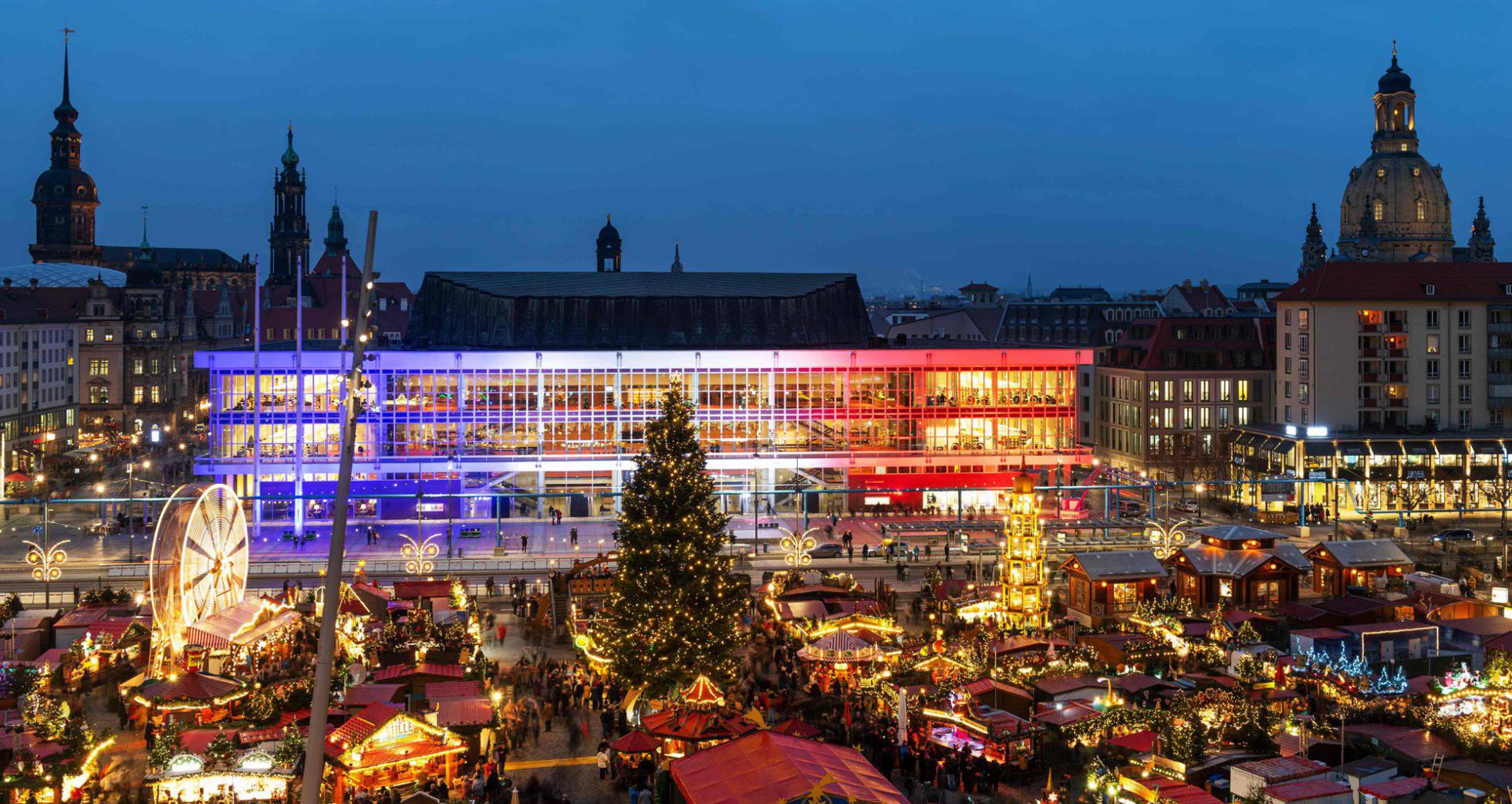 El Kulturpalast de Alemania iluminado con la bandera francesa.