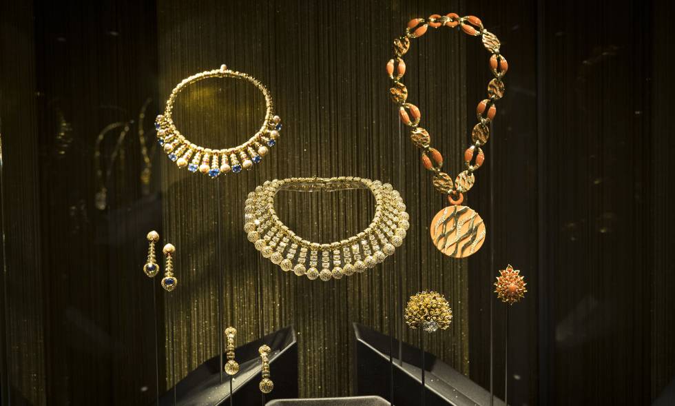 Una de las vitrinas de la exposición.