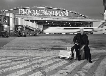 Pasajeros embarcando en Emporio Armani
