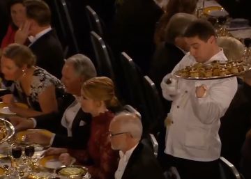 A un camarero de la gala de los Nobel se le cae una porción de comida sobre un asistente