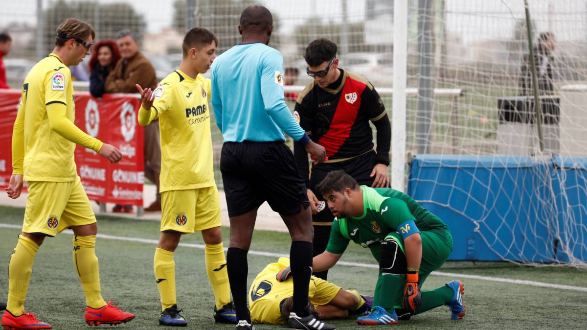Un jugador del Villarreal CF tendido en el campo.