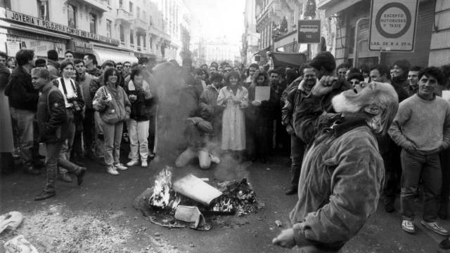 Quema de una papelera en Madrid durante la huelga.