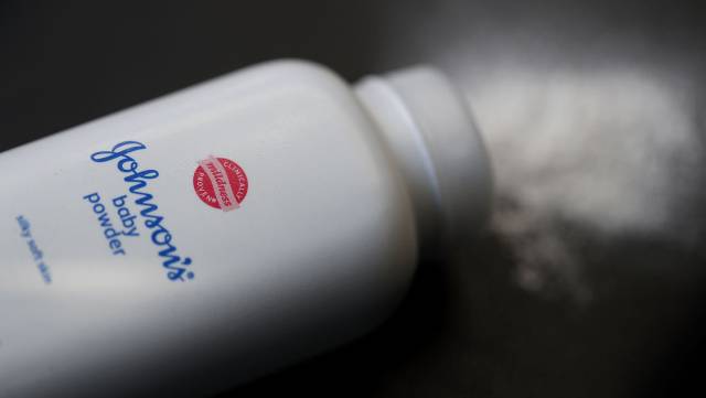 Un envase de Johnson's baby powder.