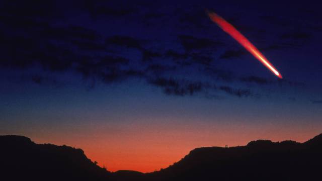 Un cometa pasa cerca de la Tierra.