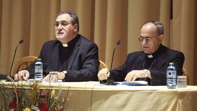 Gil Tamayo (izqda.), junto al obispo de Salamanca.