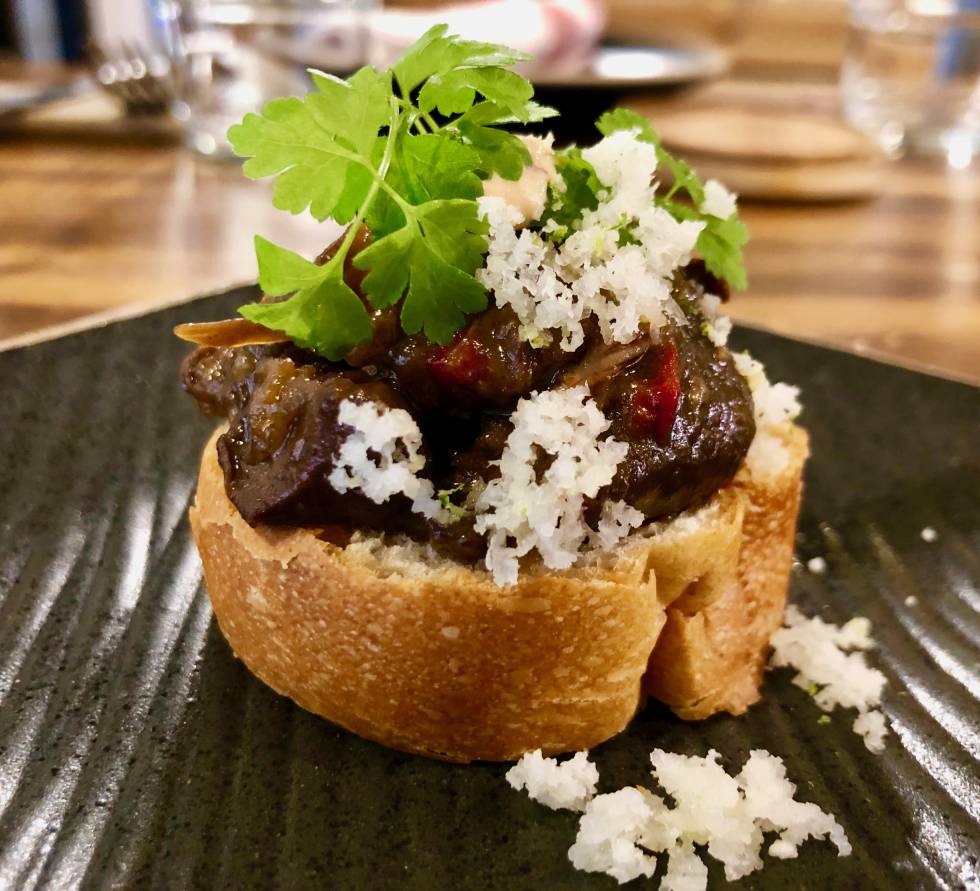 BRIOCHE DEL PANADERO JOHN TORRES CON ASADURA DE CONEJO, COLIFLOR Y HIERBAS ANISADAS CAPEL