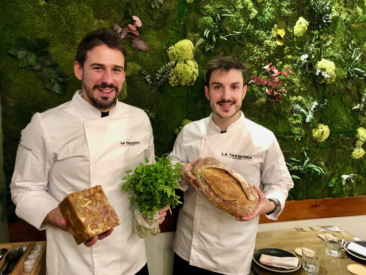 JAVI ESTÉVEZ Y SU JEFE DE COCINA EN LA TASQUERÍA KIKE PEDRAZ CAPEL