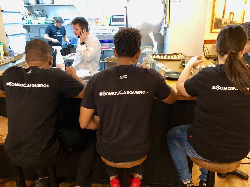 PARTE DE LA BRIGADA DE LA TASQUERÍA DURANTE EL ALMUERZO. OMNIPRESENTE EL LEMA DE LA CASA: #SOMOSCASQUEROS CAPEL