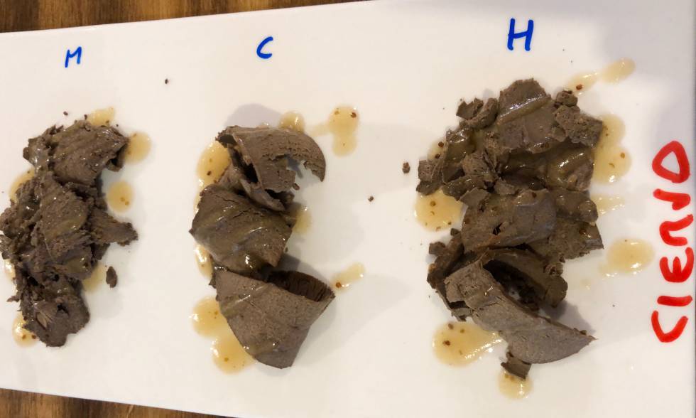 BANDEJA DE HÍGADO DE CIERVO CORTADO EN LASCAS FINAS CON TRES MARINADOS DIFERENTES, UNA VEZ COCINADOS A BAJA TEMPERATURA. CAPEL