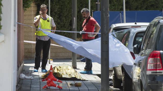 Dos 'mossos', junto a un hombre asesinado.