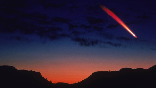 Un cometa pasa cerca de la Tierra.