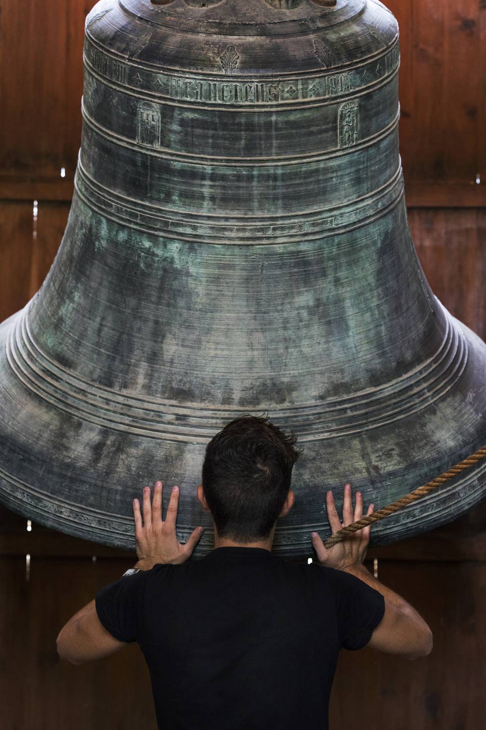 Eliseu M. Roig sujeta el Jaume, una de las campanas de la torre del Micalet de la catedral de Valencia.