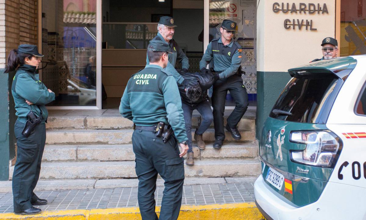 Agentes de la Guardia Civil escoltan a Bernardo Montoya.