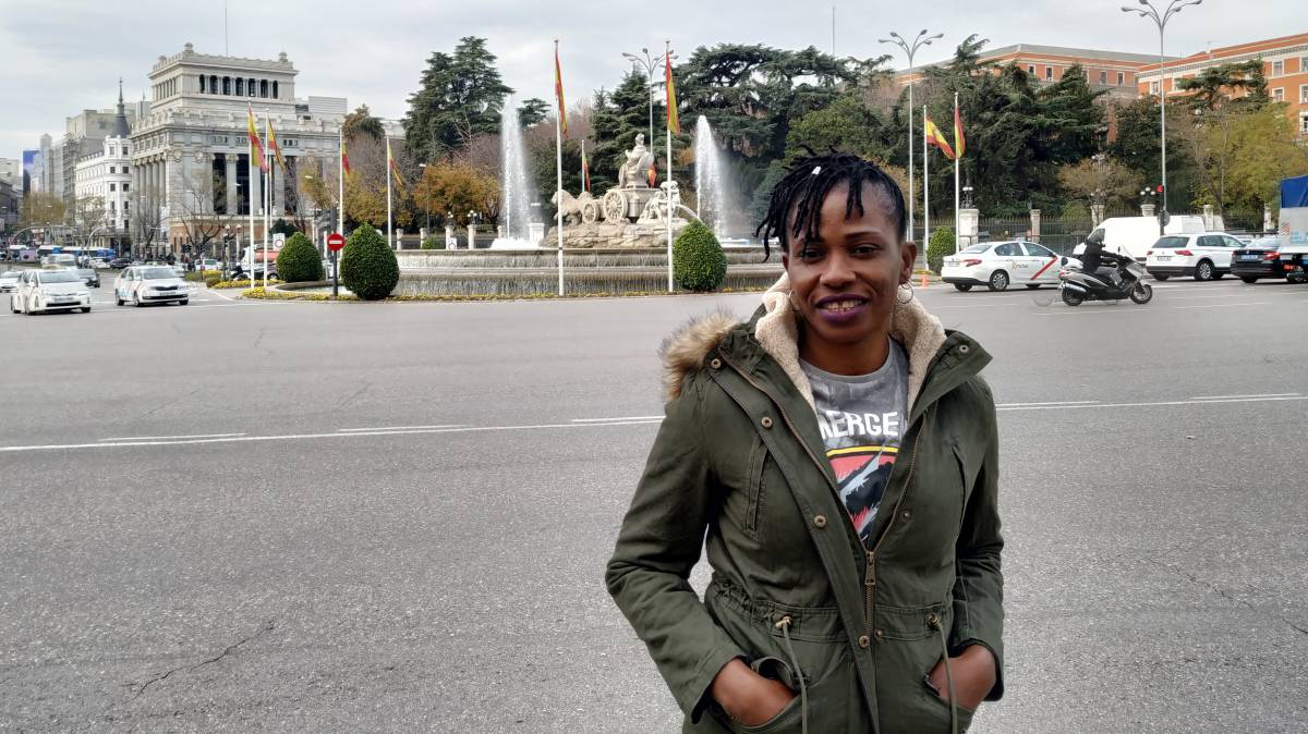 Emily Sini, nigeriana rescatada por el barco Aquarius el pasado julio, posa en la plaza de Cibeles después de su charla en el encuentro Ilegal es dejarles morir organizado por la Comisión Española de Ayuda al Refugiado en el Ayuntamiento de Madrid el 18 de diciembre, Día Internacional del Migrante.