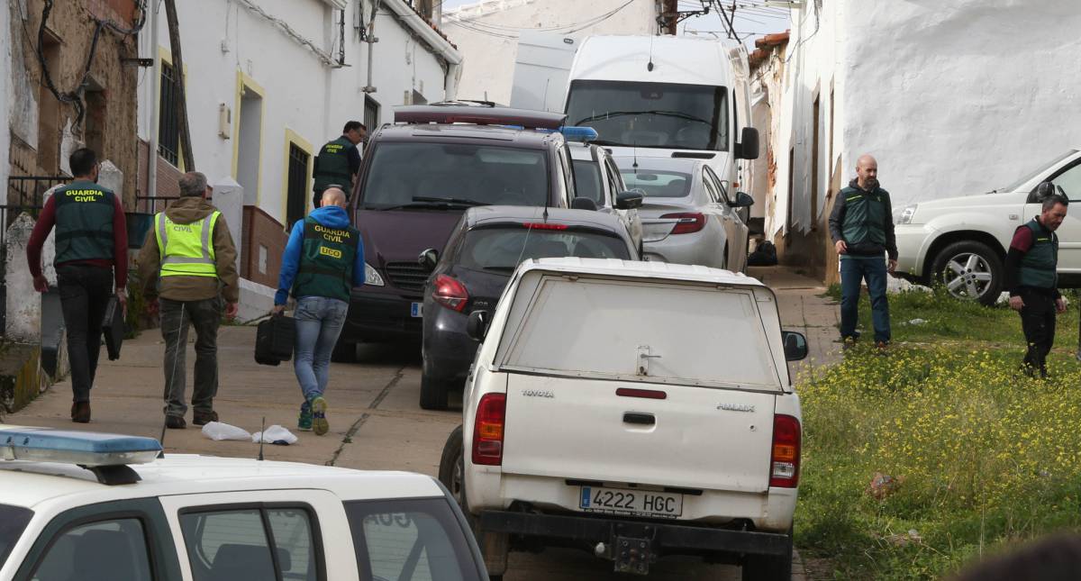 Investigadores en la calle de El Campillo donde vivía Laura Luelmo, esta mañana.
