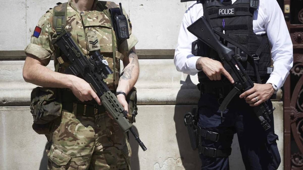 Un soldado y un policía británicos.